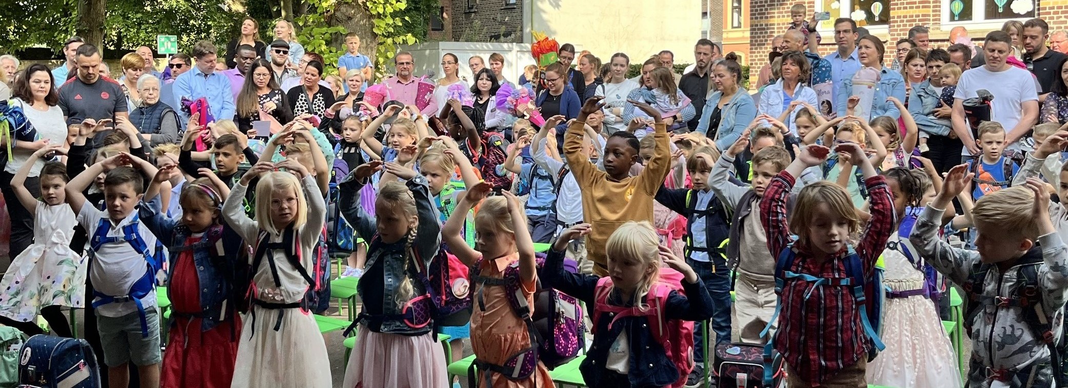  Hyänen und Zebras in der Schule